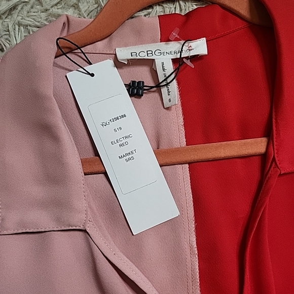 BCBGeneration Blouse Top Colorblock Split Colors Red & Pink Twist Front Size 6 - Picture 4 of 13